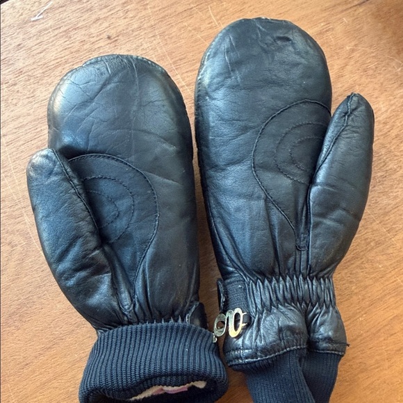 Grandoe Women’s Black Leather Mittens - Picture 5 of 6